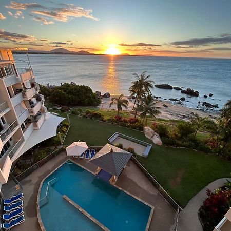 Coral Cove Apartments - Absolute Beachfront Resort Μπόουεν Εξωτερικό φωτογραφία