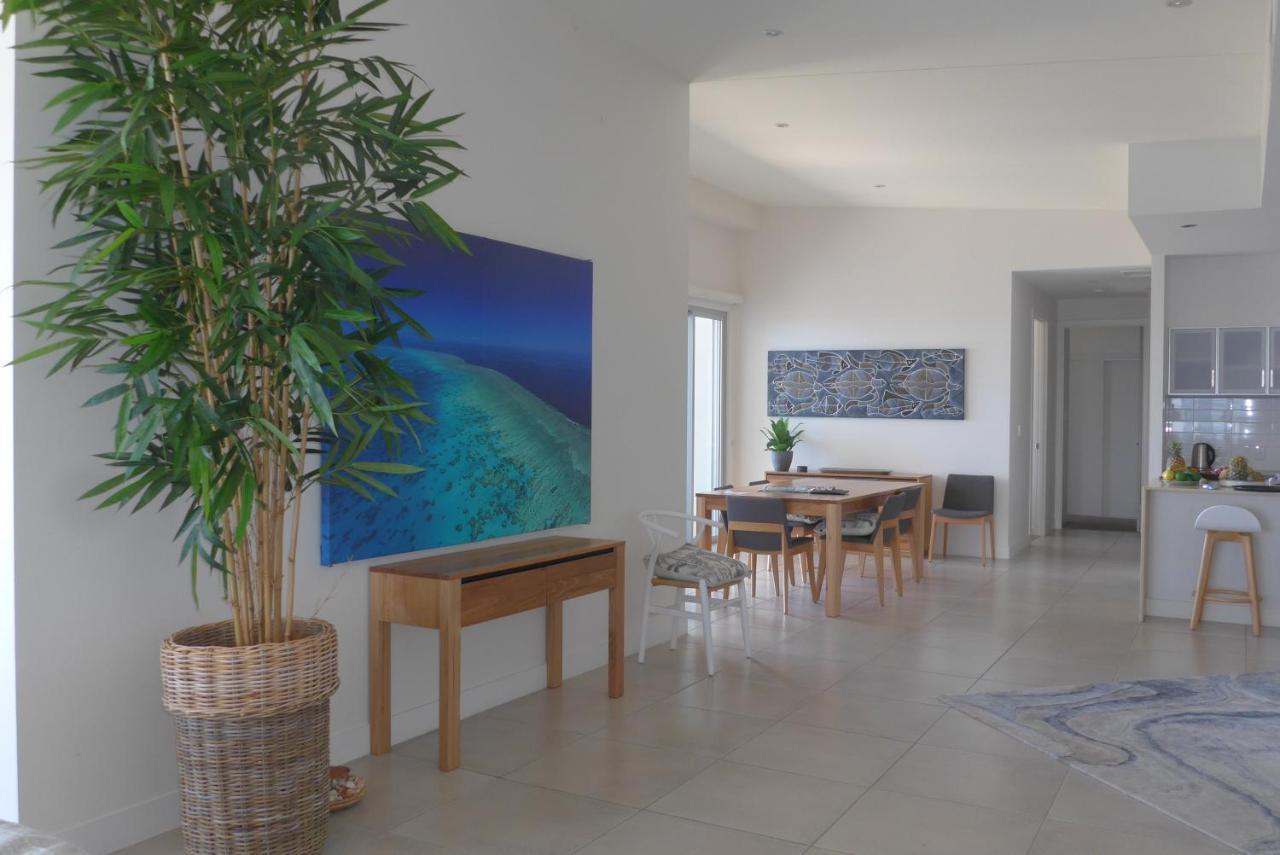 Coral Cove Apartments - Absolute Beachfront Resort Μπόουεν Εξωτερικό φωτογραφία