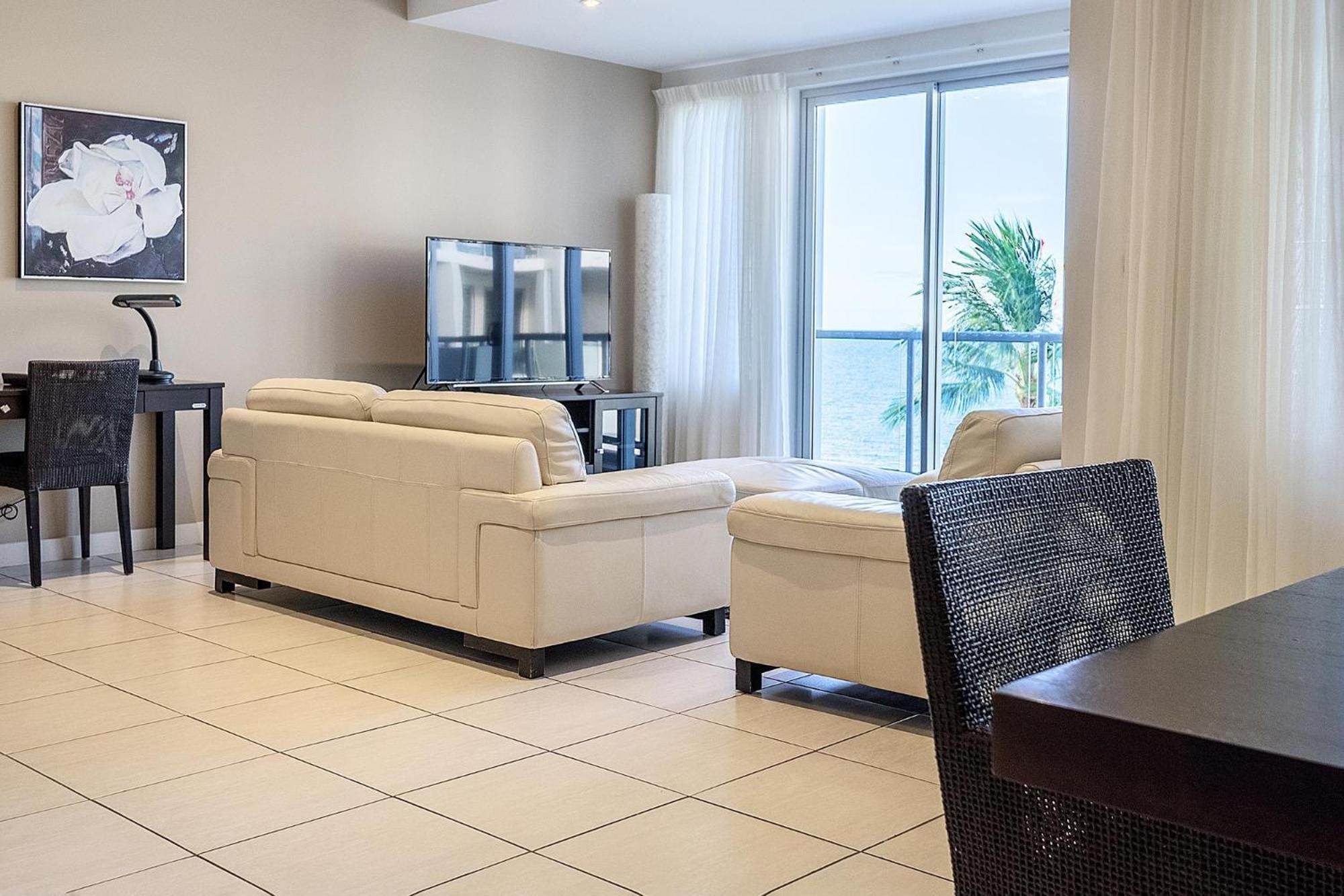 Coral Cove Apartments - Absolute Beachfront Resort Μπόουεν Εξωτερικό φωτογραφία