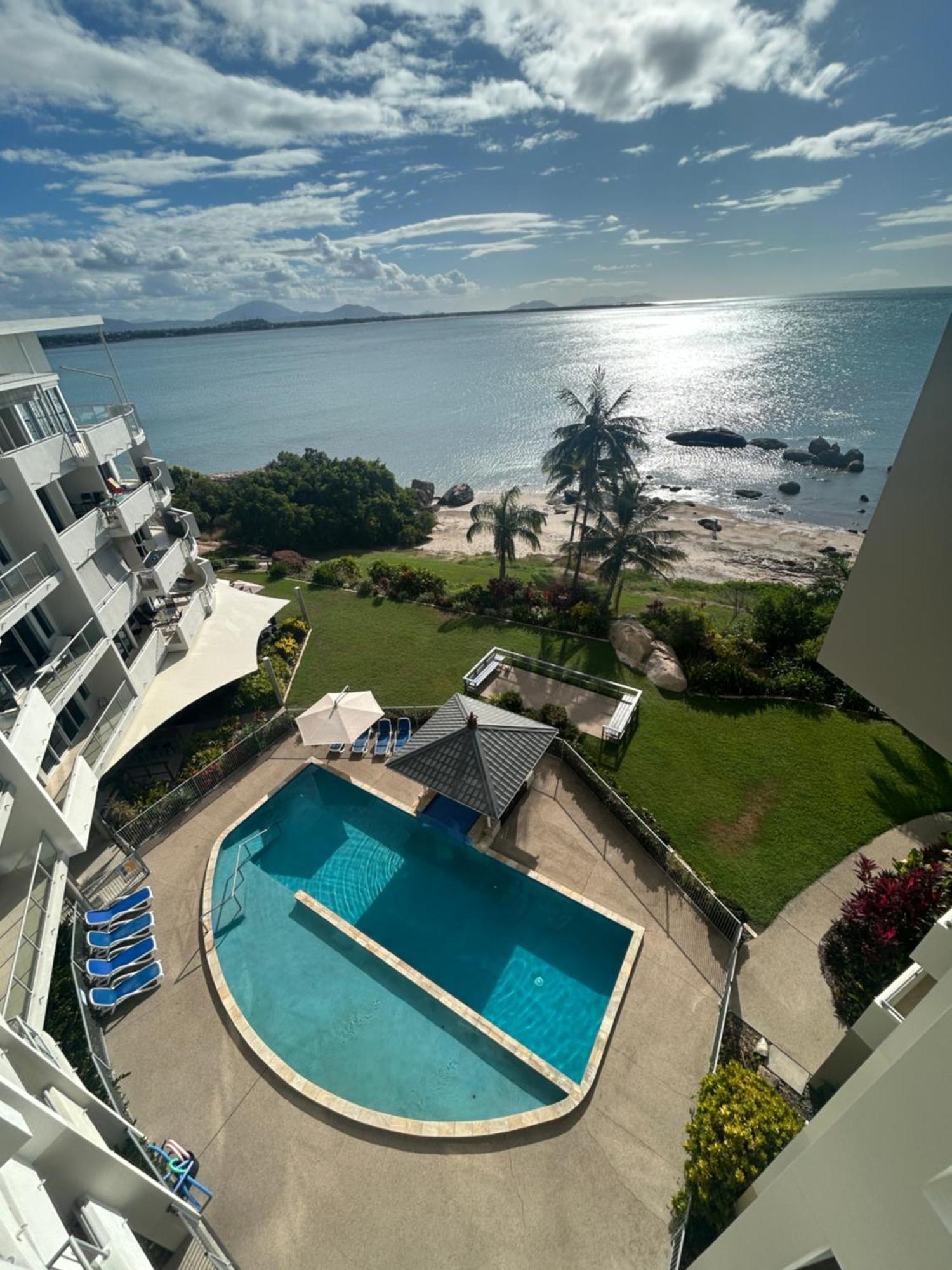 Coral Cove Apartments - Absolute Beachfront Resort Μπόουεν Εξωτερικό φωτογραφία