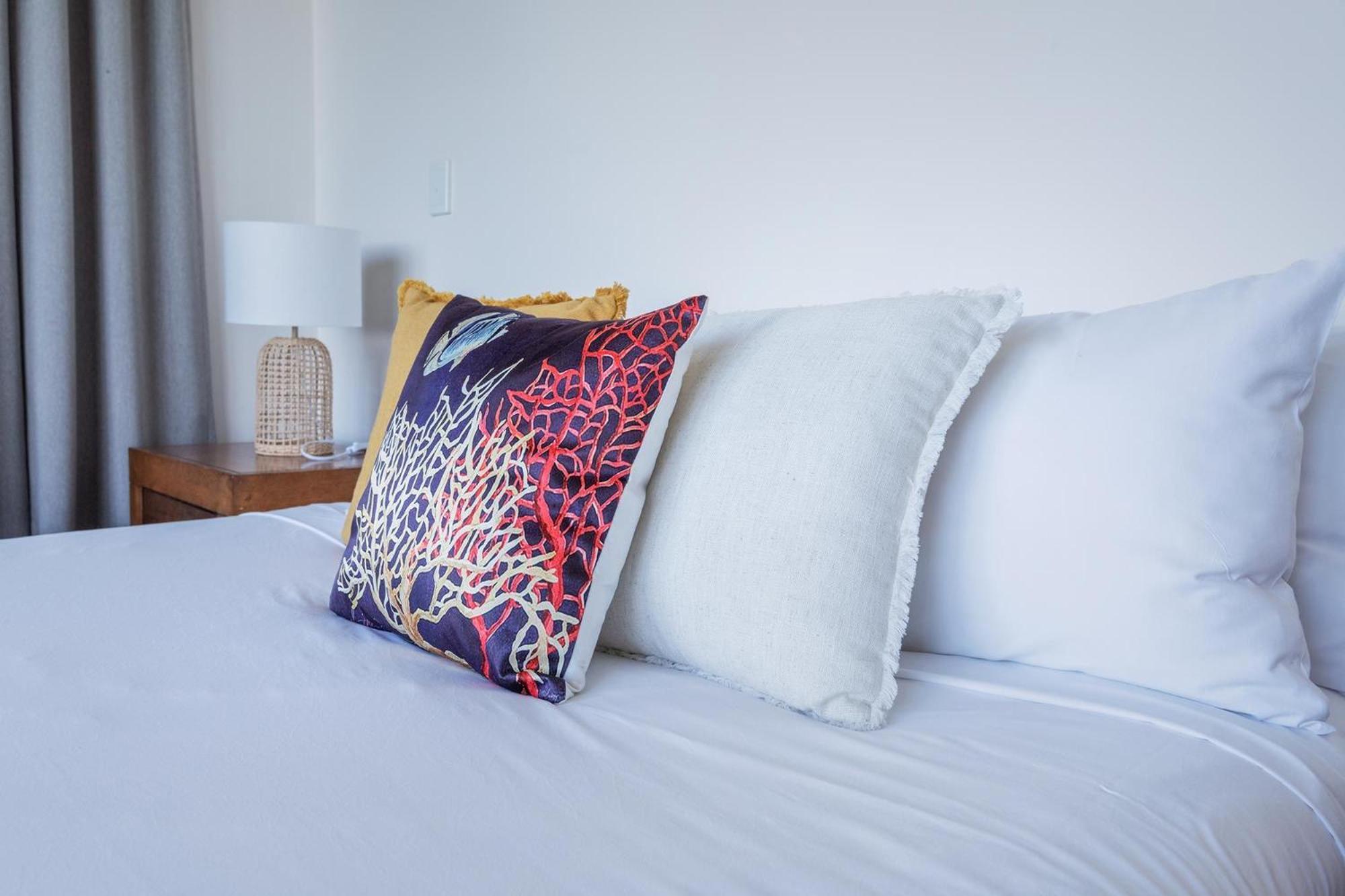 Coral Cove Apartments - Absolute Beachfront Resort Μπόουεν Εξωτερικό φωτογραφία