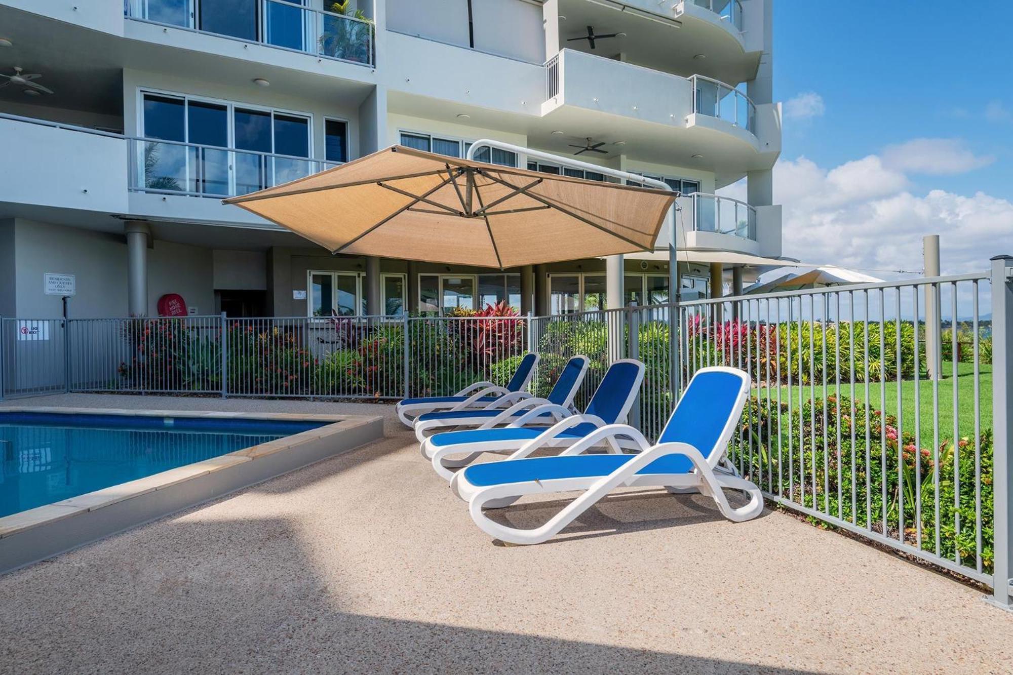 Coral Cove Apartments - Absolute Beachfront Resort Μπόουεν Εξωτερικό φωτογραφία
