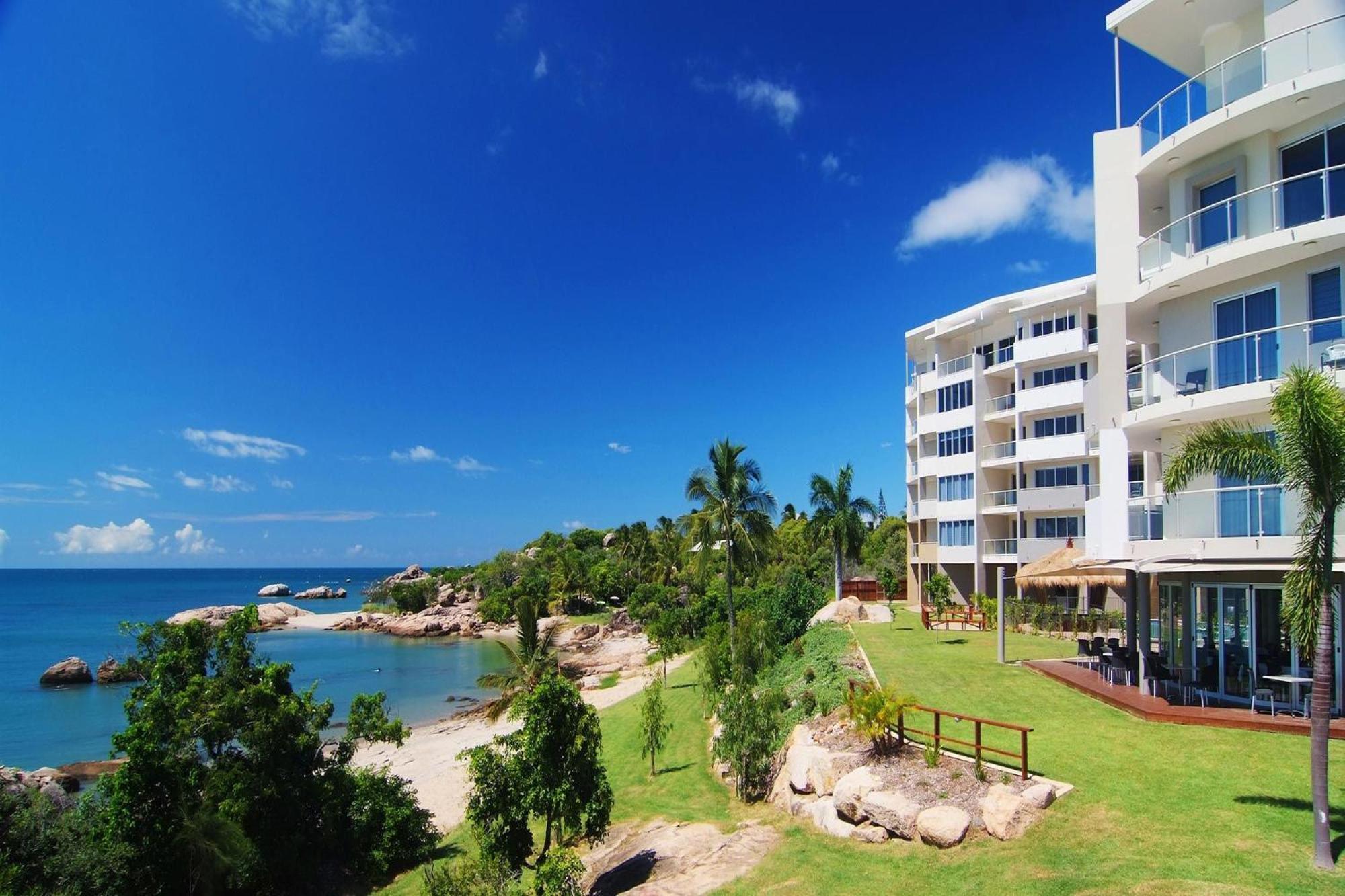 Coral Cove Apartments - Absolute Beachfront Resort Μπόουεν Εξωτερικό φωτογραφία