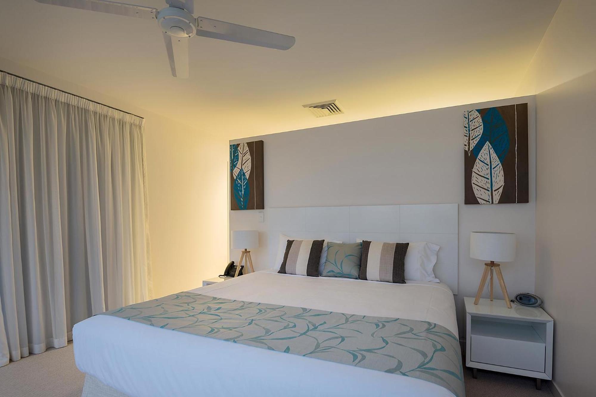 Coral Cove Apartments - Absolute Beachfront Resort Μπόουεν Εξωτερικό φωτογραφία