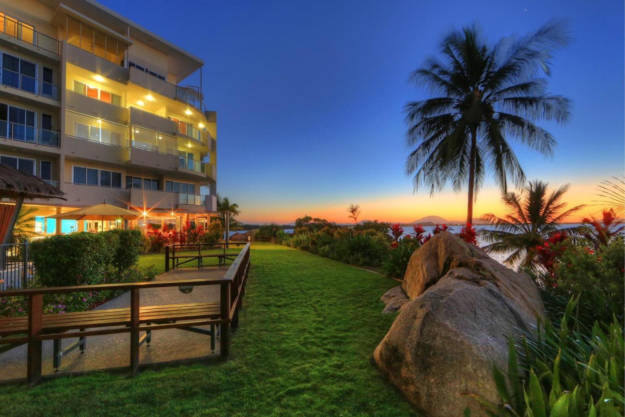 Coral Cove Apartments - Absolute Beachfront Resort Μπόουεν Εξωτερικό φωτογραφία