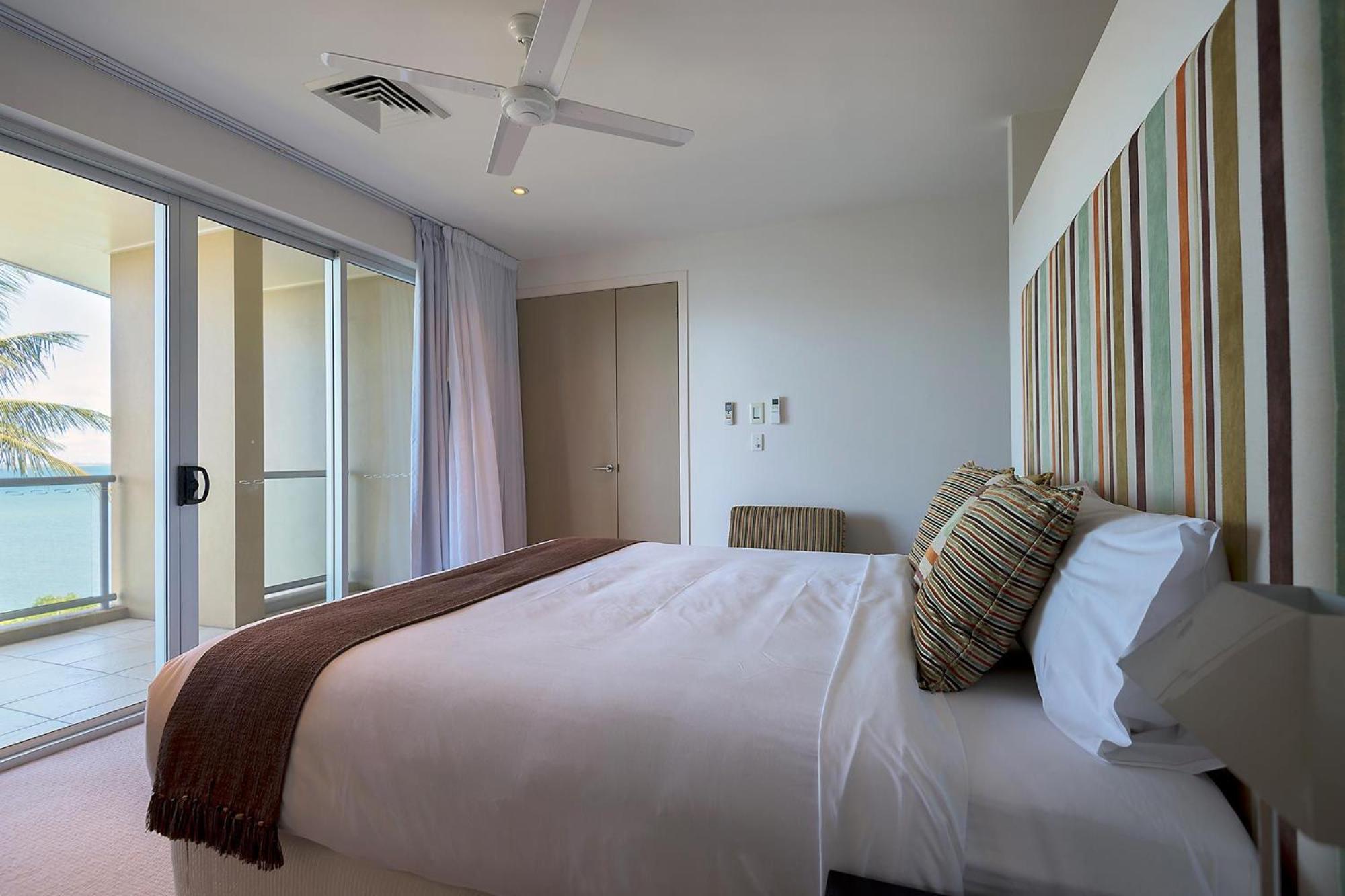 Coral Cove Apartments - Absolute Beachfront Resort Μπόουεν Εξωτερικό φωτογραφία