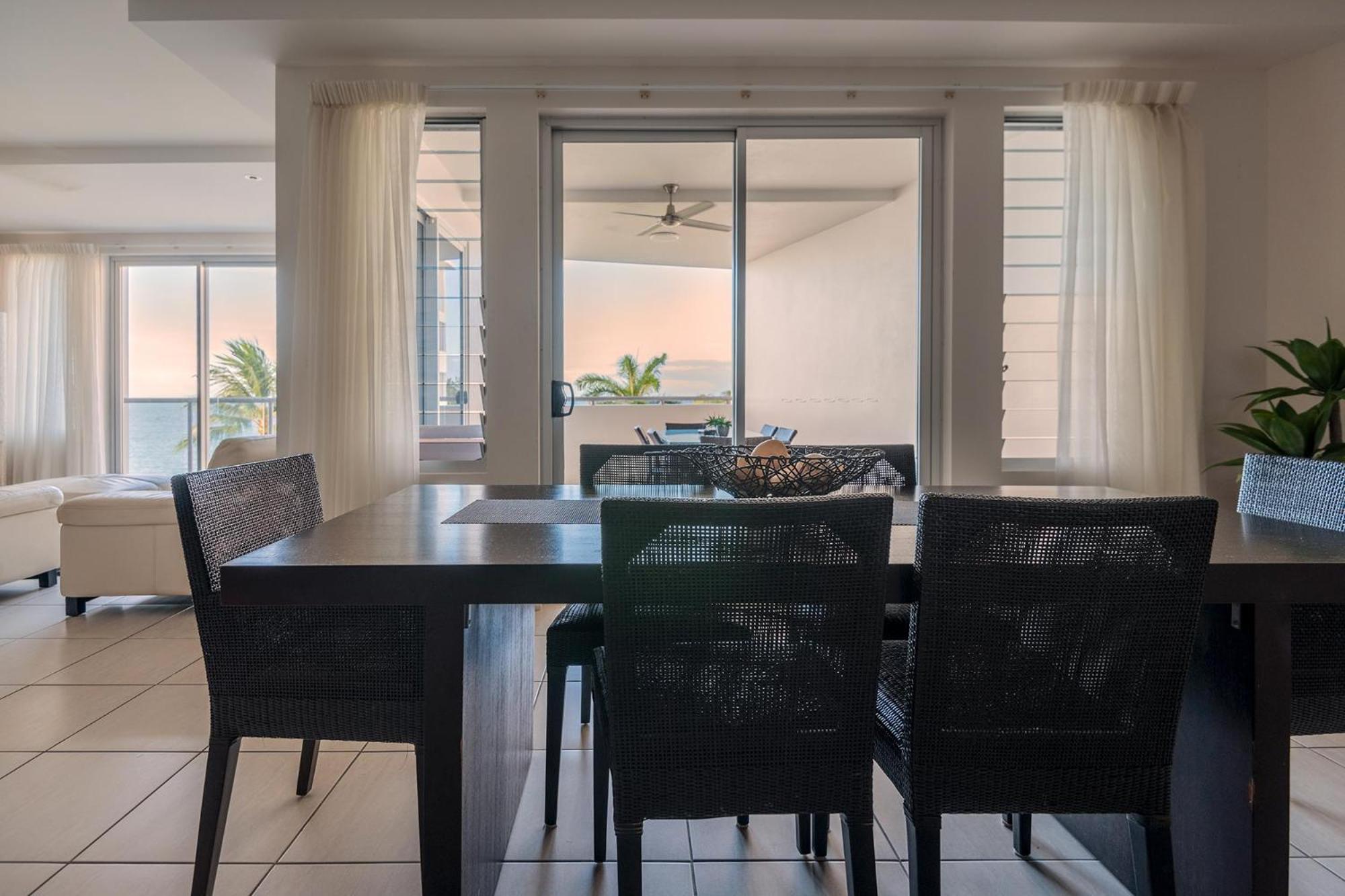 Coral Cove Apartments - Absolute Beachfront Resort Μπόουεν Εξωτερικό φωτογραφία