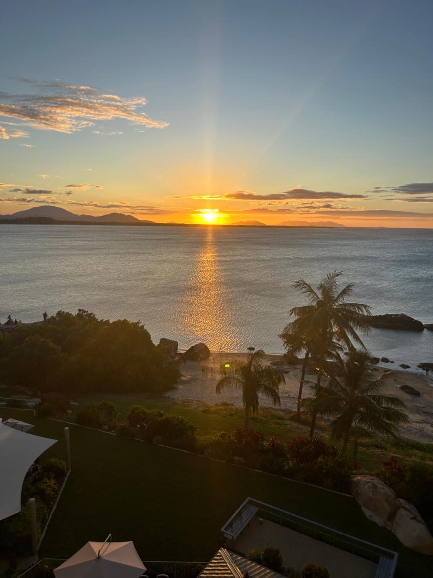 Coral Cove Apartments - Absolute Beachfront Resort Μπόουεν Εξωτερικό φωτογραφία