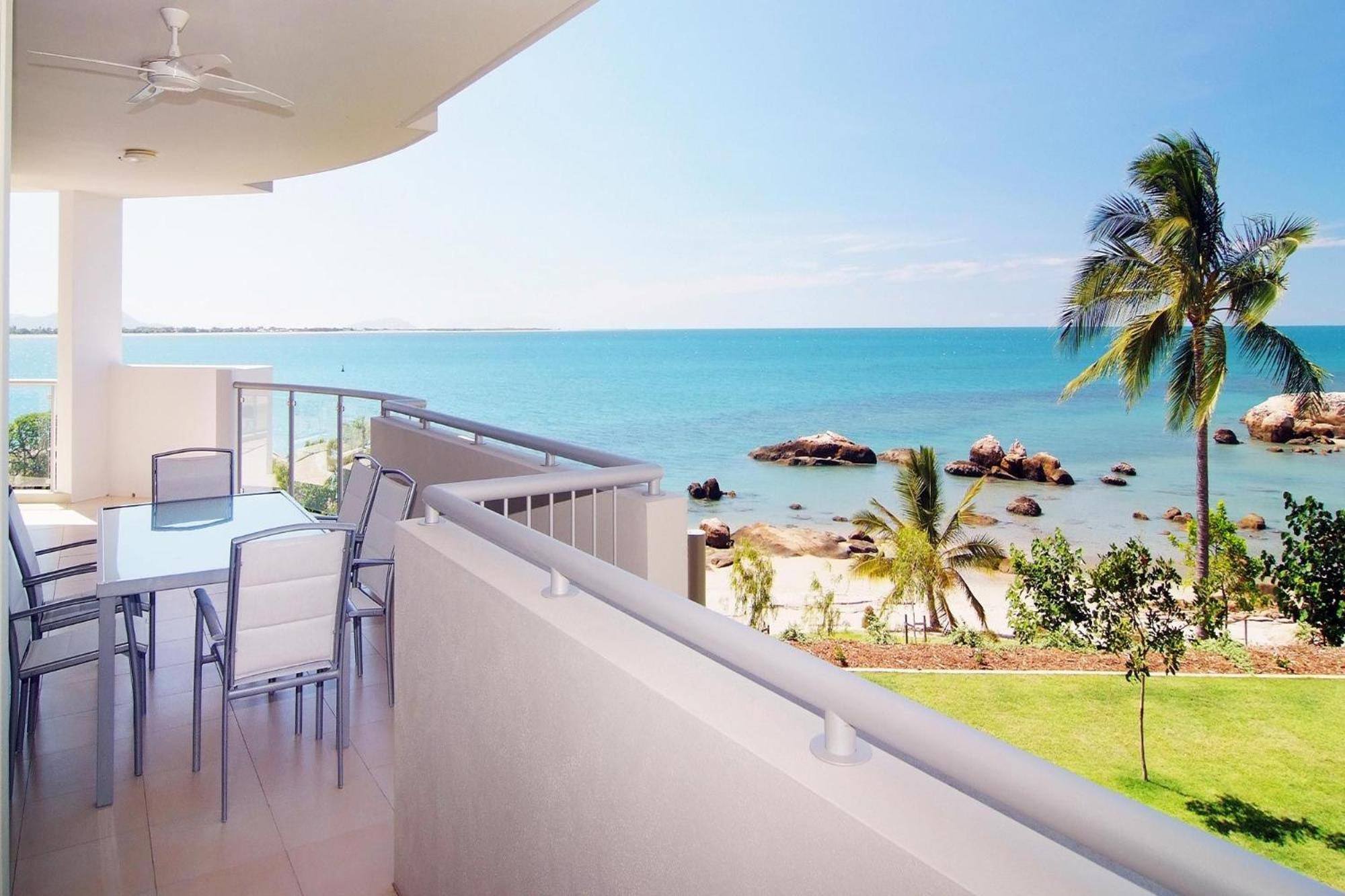 Coral Cove Apartments - Absolute Beachfront Resort Μπόουεν Εξωτερικό φωτογραφία