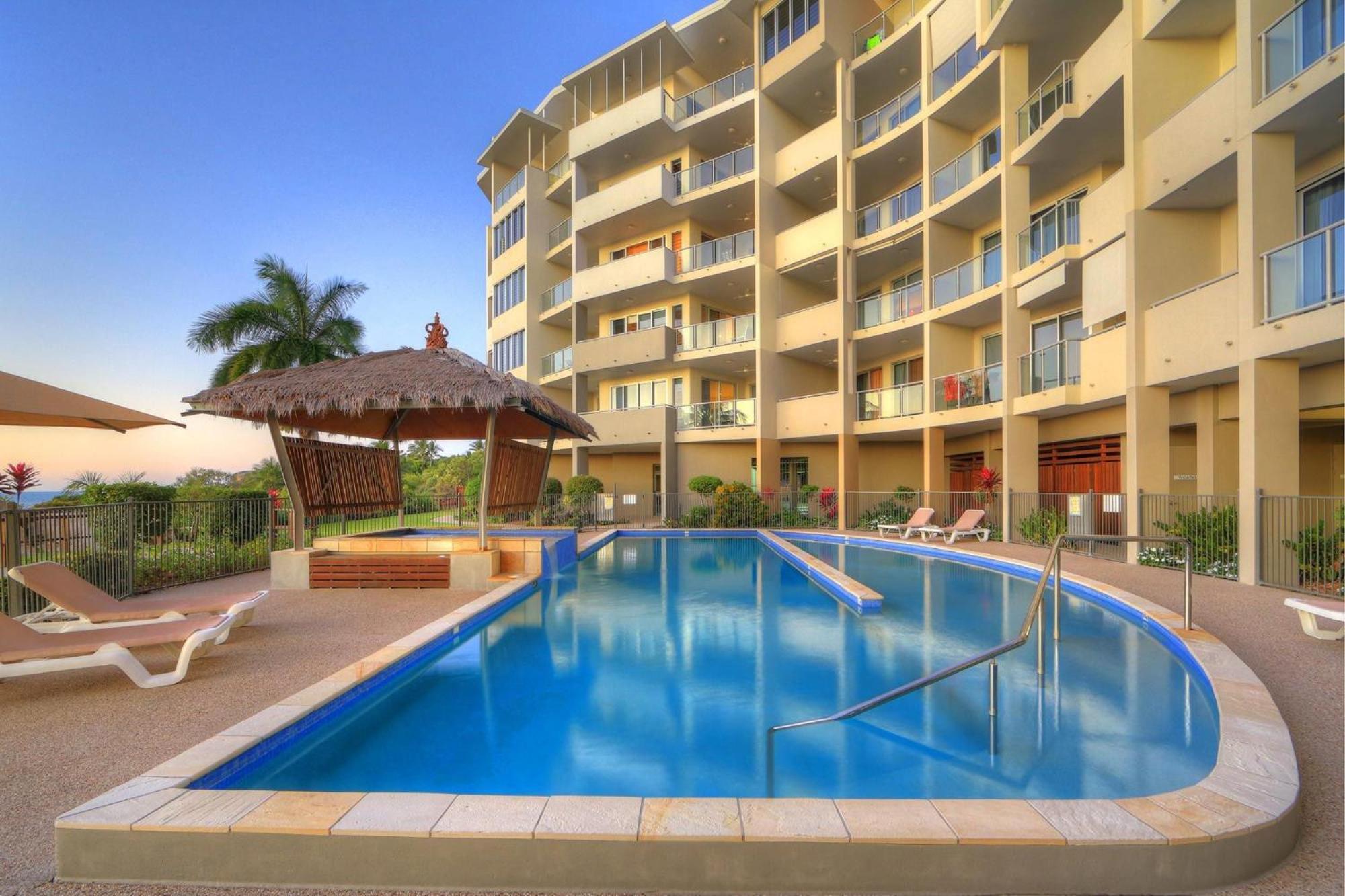 Coral Cove Apartments - Absolute Beachfront Resort Μπόουεν Εξωτερικό φωτογραφία