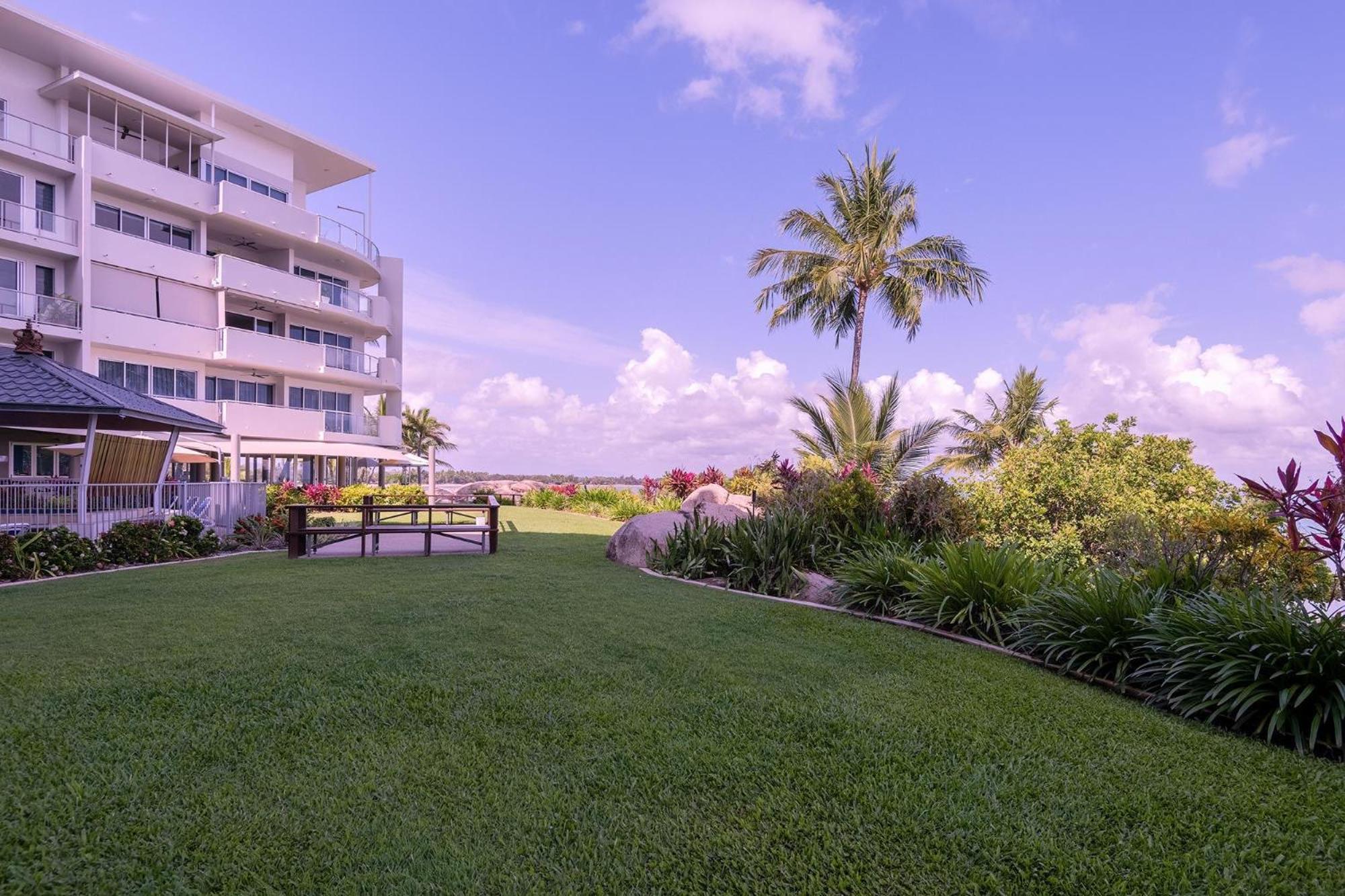 Coral Cove Apartments - Absolute Beachfront Resort Μπόουεν Εξωτερικό φωτογραφία