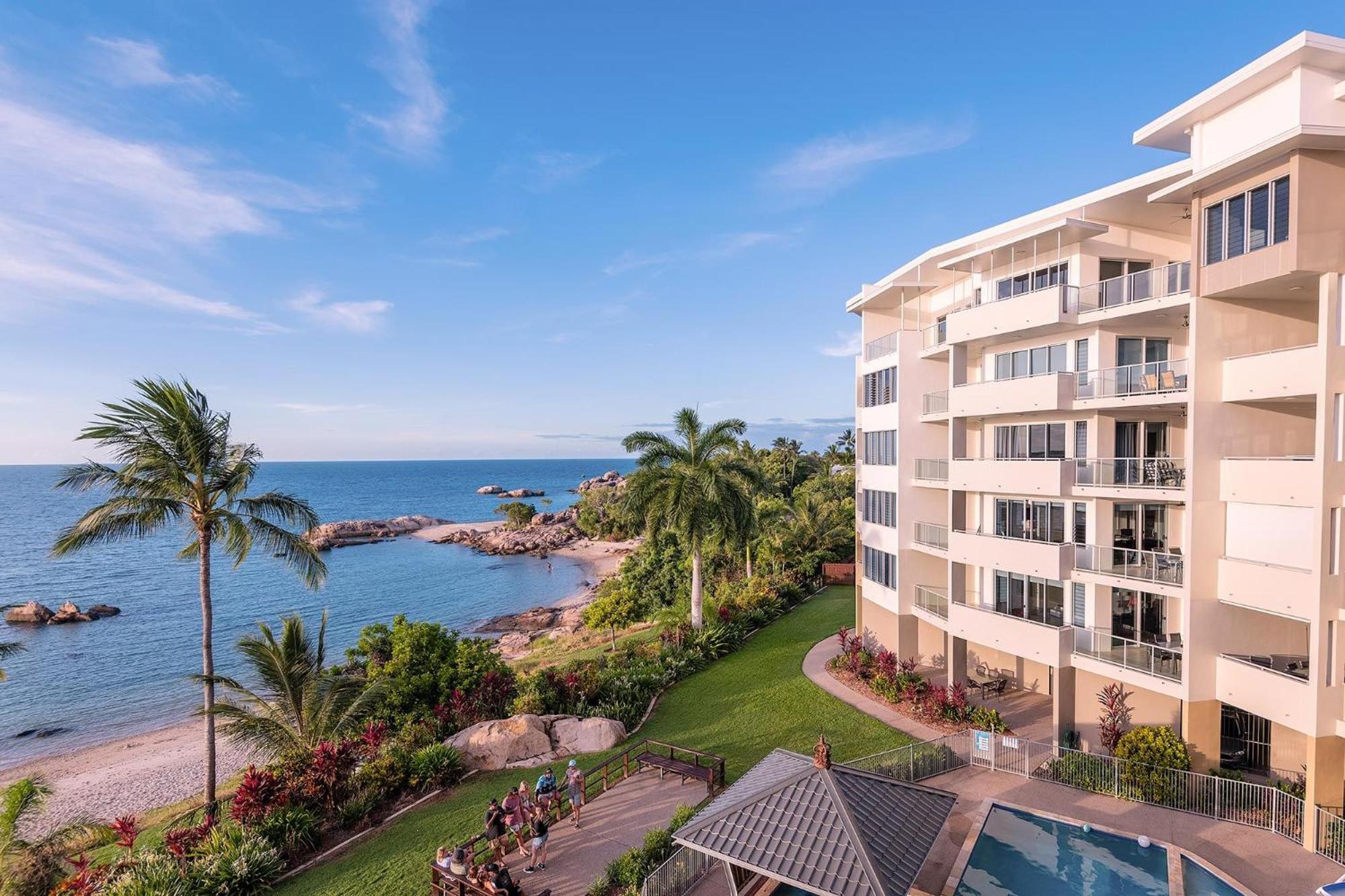 Coral Cove Apartments - Absolute Beachfront Resort Μπόουεν Εξωτερικό φωτογραφία