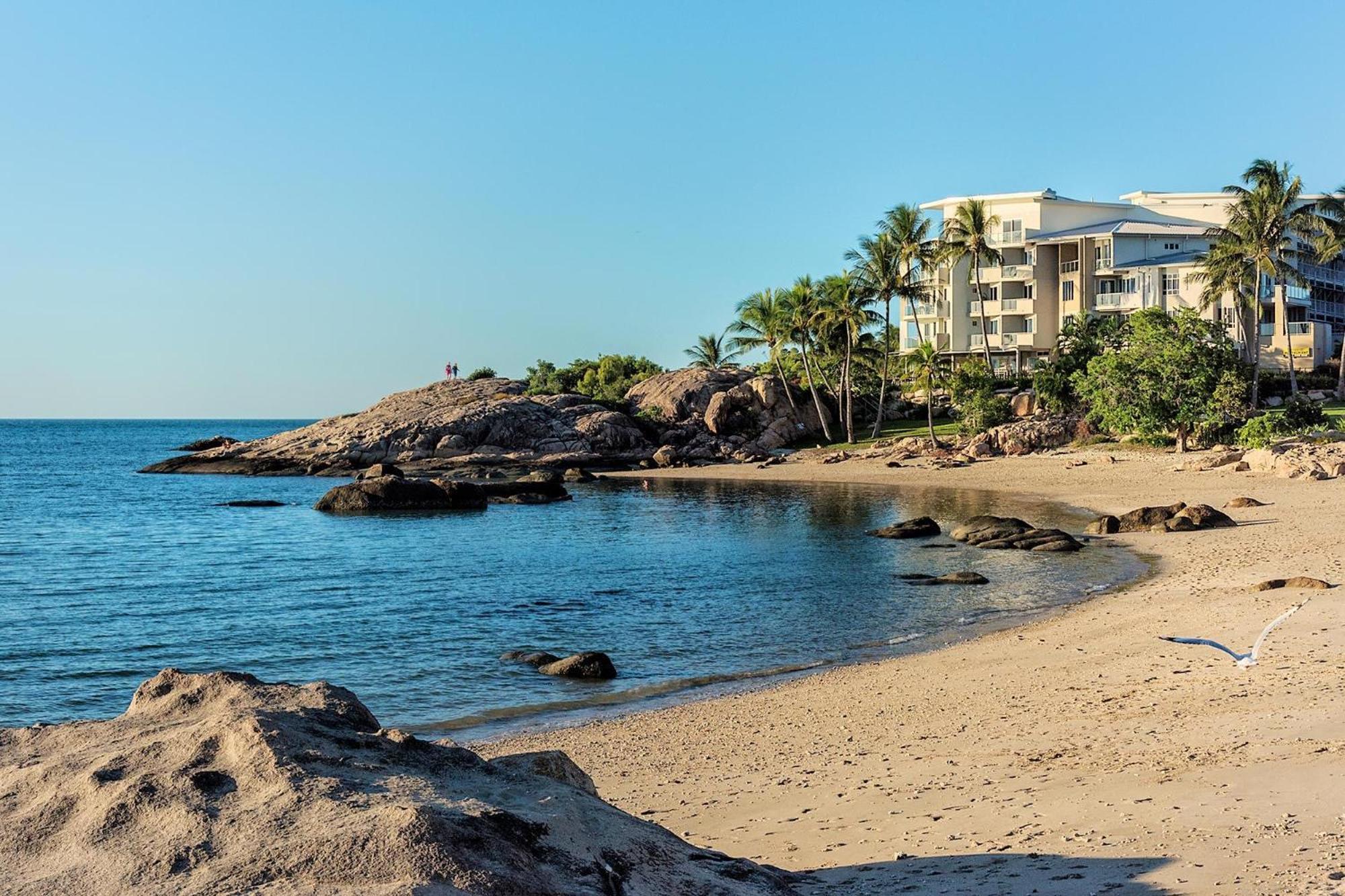 Coral Cove Apartments - Absolute Beachfront Resort Μπόουεν Εξωτερικό φωτογραφία