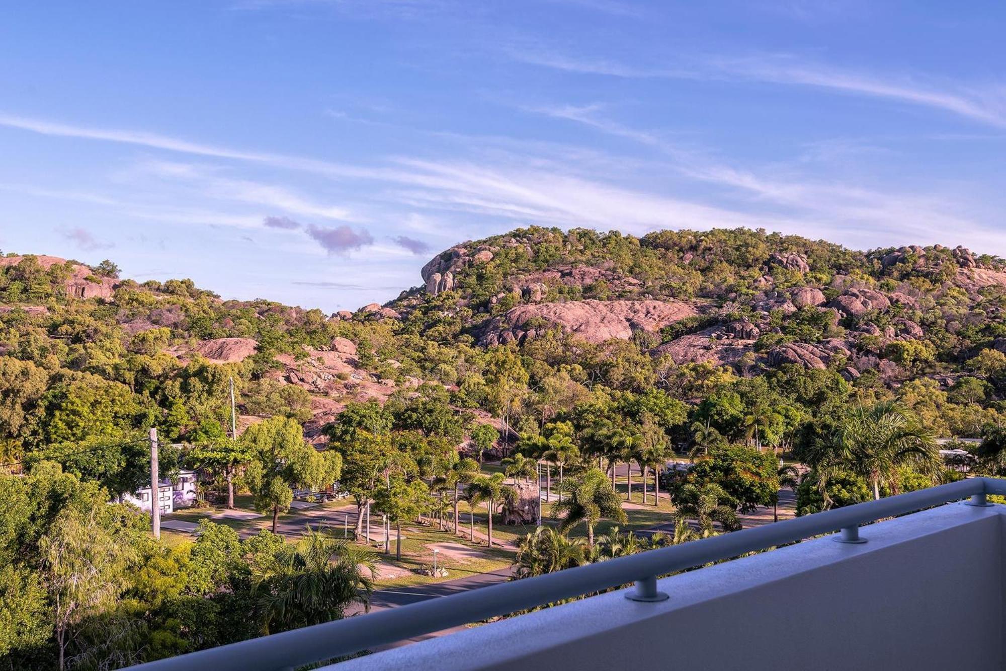 Coral Cove Apartments - Absolute Beachfront Resort Μπόουεν Εξωτερικό φωτογραφία