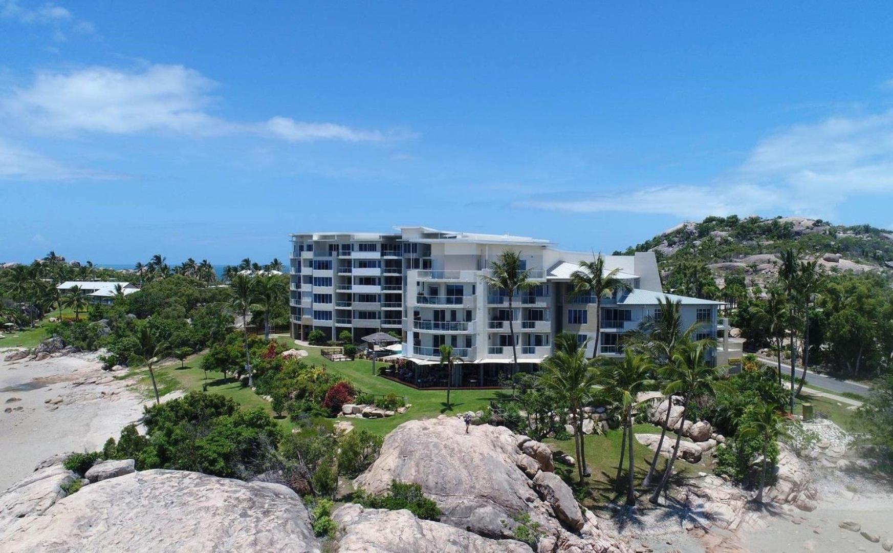 Coral Cove Apartments - Absolute Beachfront Resort Μπόουεν Εξωτερικό φωτογραφία
