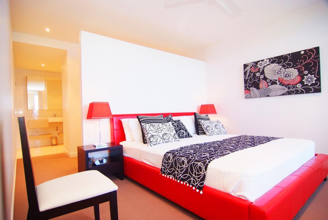 Coral Cove Apartments - Absolute Beachfront Resort Μπόουεν Εξωτερικό φωτογραφία